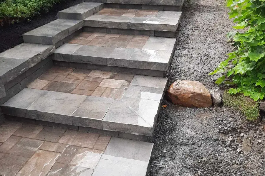 Escalier en pavé avec fleurs