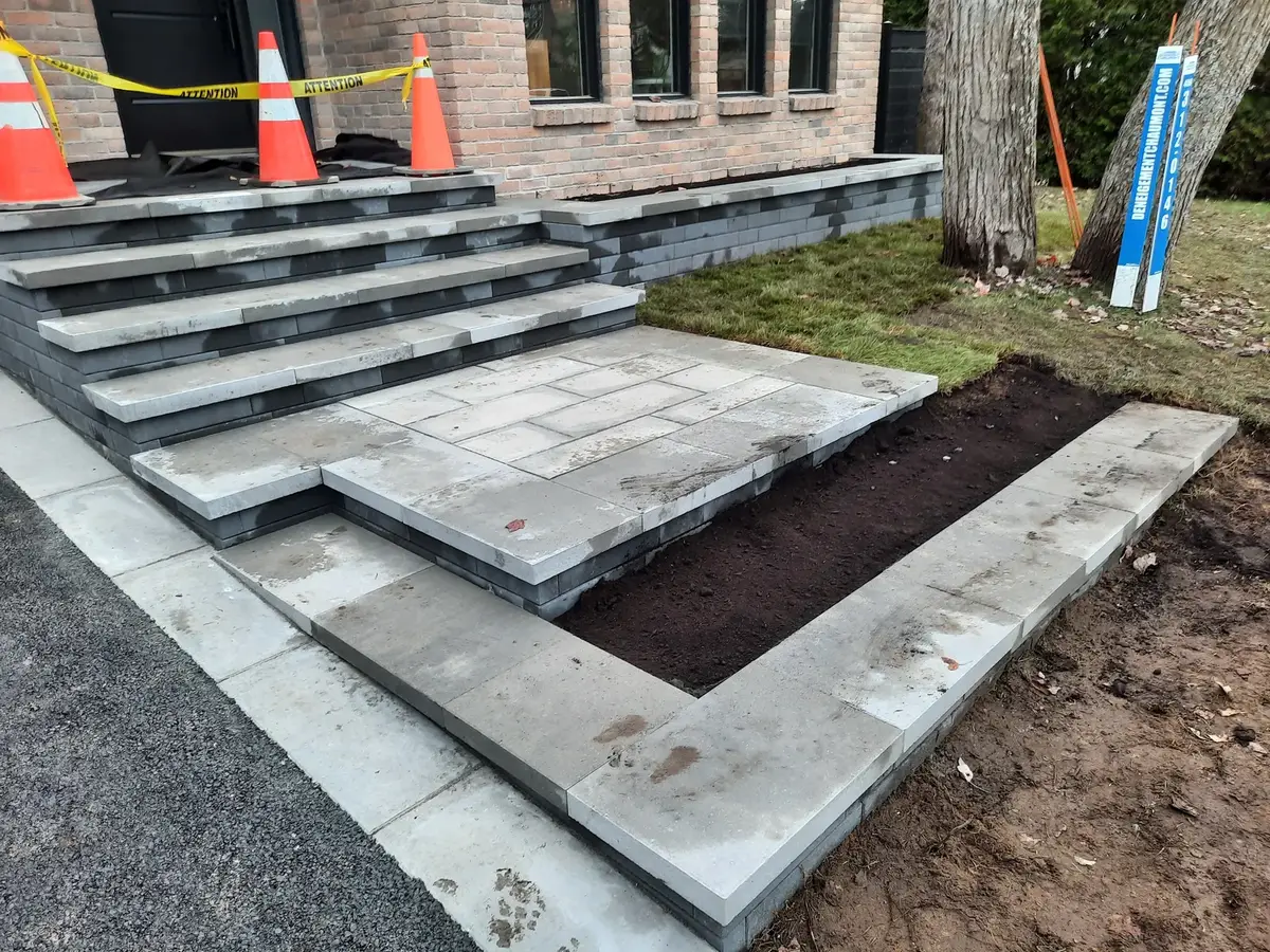 Escalier multi-palier en pavé-uni