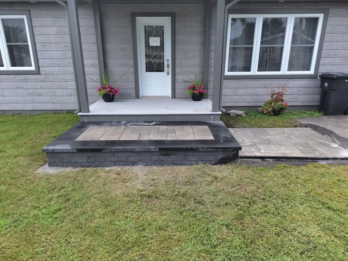 Entrée deux tons avec pots de fleurs