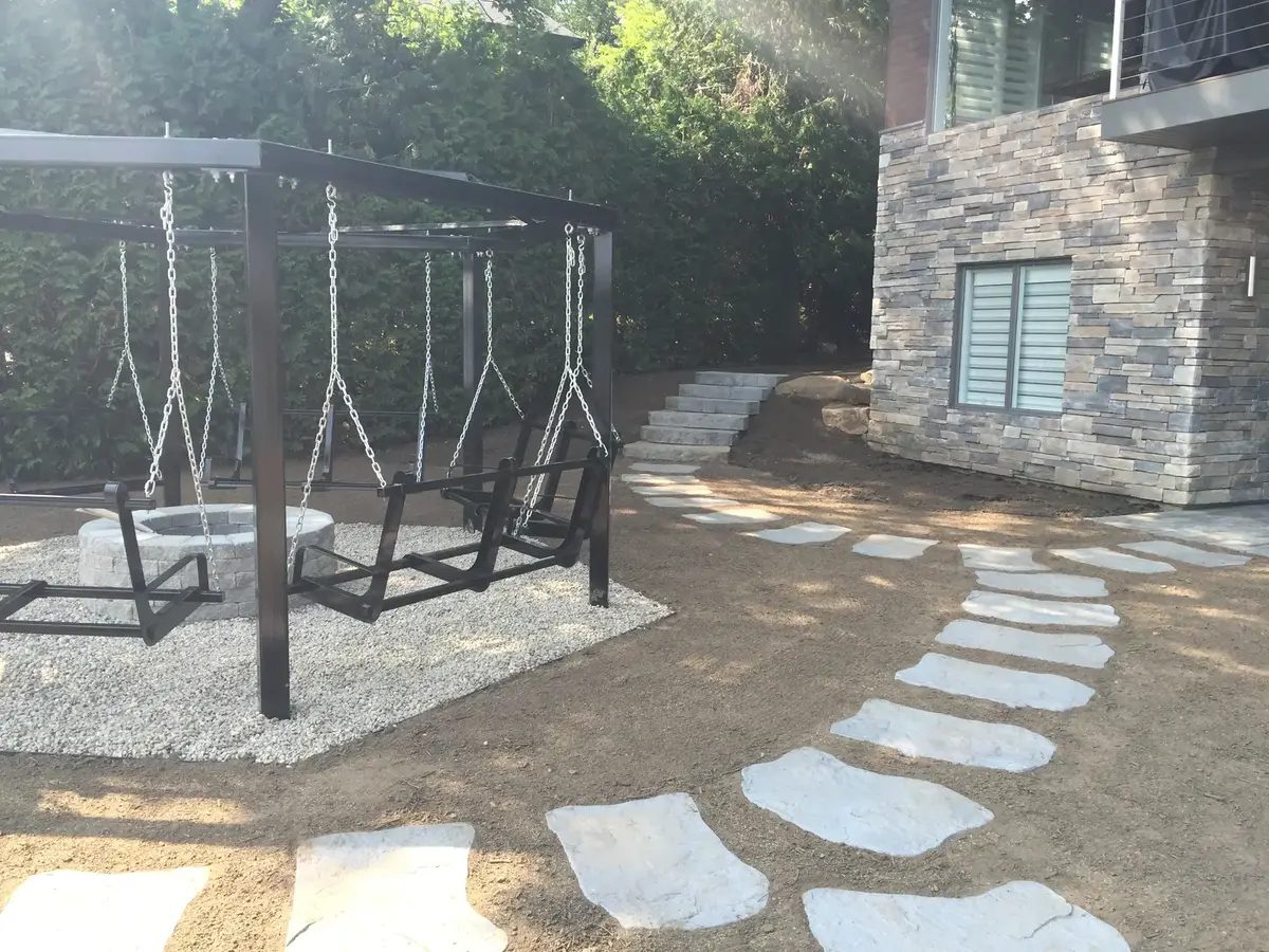 Sentier en pierre naturelle avec gazebo