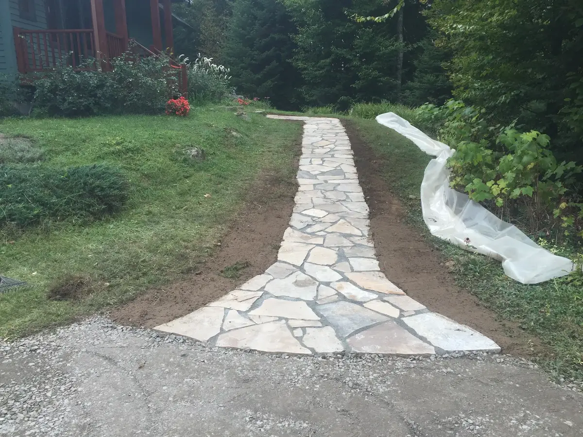 Allée en pierre naturelle vers chalet