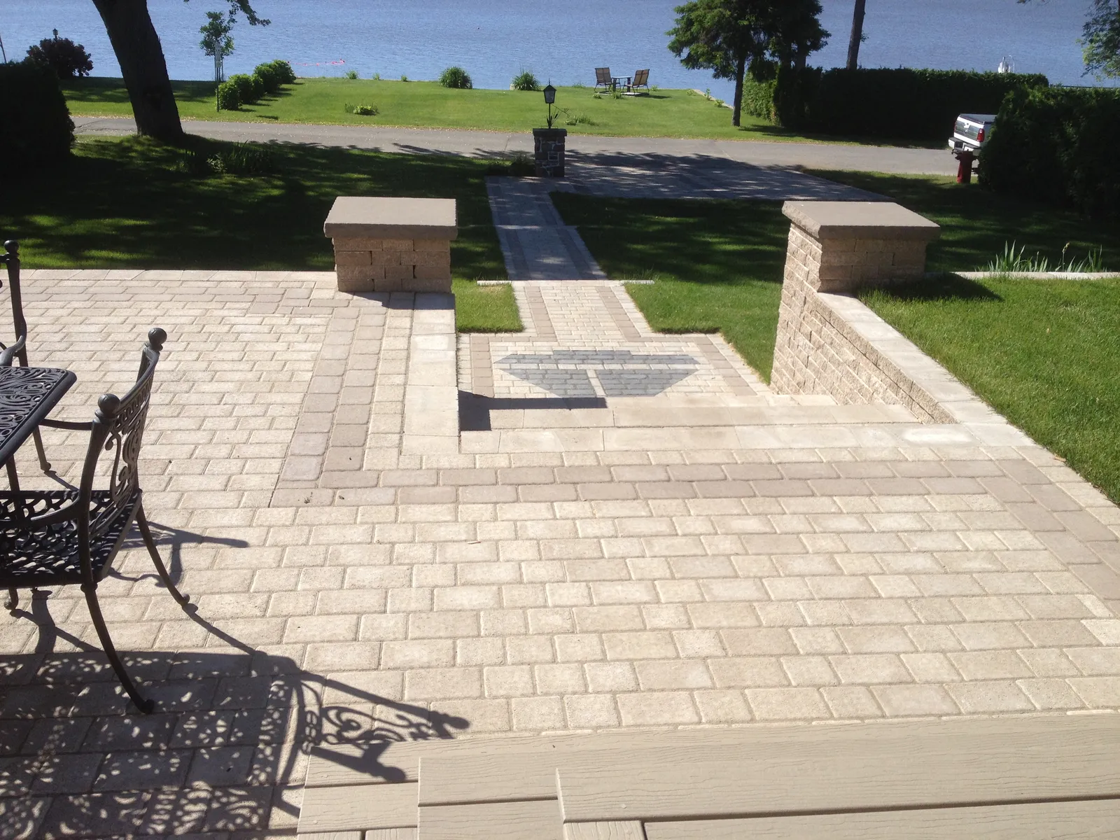 Patio arrière en pavé-uni